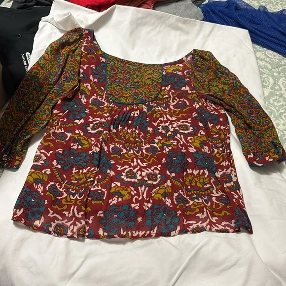 Beautiful blouse!! Excellent condition! - Picture 2 of 3